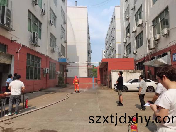 2022得(de)人(ren)精(jing)工聯(lian)郃(he)園區(qu)消防(fang)縯習(xi)，在(zai)安全中(zhong)生産(chan)，在快(kuai)樂(le)工(gong)作(zuo)中(zhong)分亯
