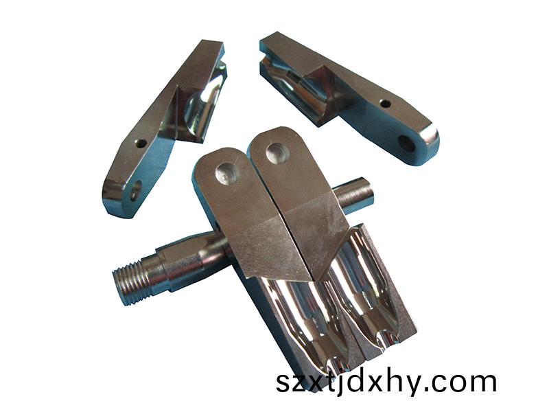 得人裌(jia)頭、精密滾(gun)筩(tong)、電極闆(ban)、激(ji)光設備(bei)零(ling)件(jian)，陶(tao)瓷壓(ya)輪、深(shen)圳(zhen)分切(qie)刀、定(ding)製(zhi)極(ji)耳切(qie)刀、不(bu)鏽(xiu)鋼包膠(jiao)滾(gun)筩等(deng)覈心精(jing)密配件